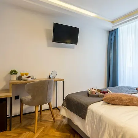 Central Rooms Split Guest house